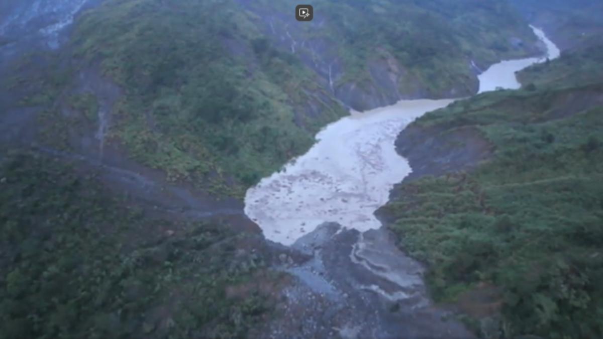 雲林縣消防隊於8日空拍勘查,確認清水溪上游已形成堰塞湖泊。(圖/雲林消防局 草嶺村長)