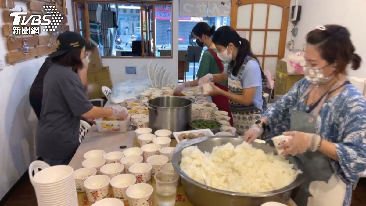 台南當地因應無水無電的困境,有民間團體發放愛心便當。(圖/TVBS)