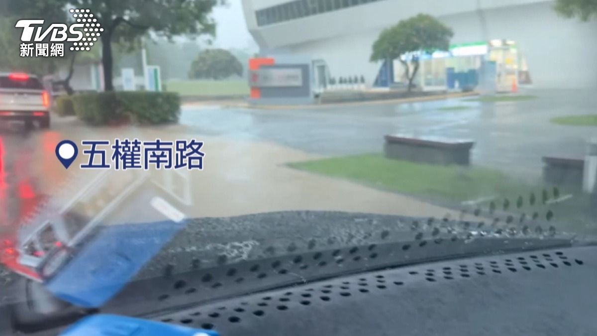 國立公共資訊圖書館旁道路大雷雨造成積水。(圖/TVBS)