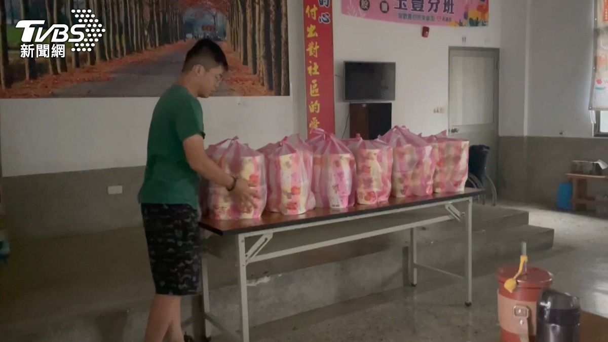 風災後,台南當地有民間團體發放愛心便當。(圖/TVBS)