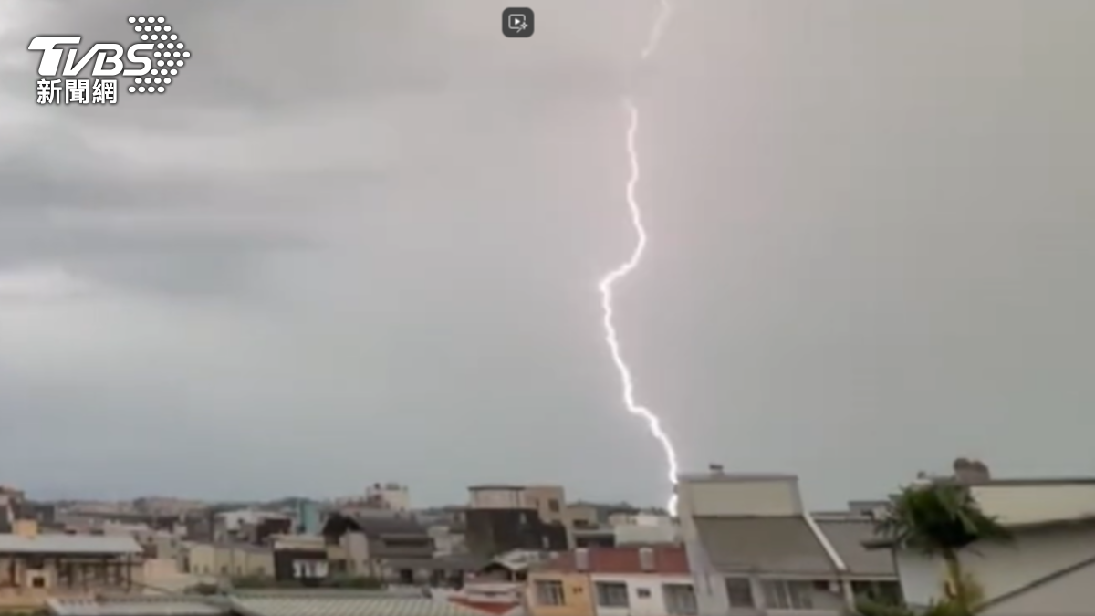 雷雨胞籠罩,苗栗上空烏雲密布,出現一道明顯閃電(圖/TVBS)