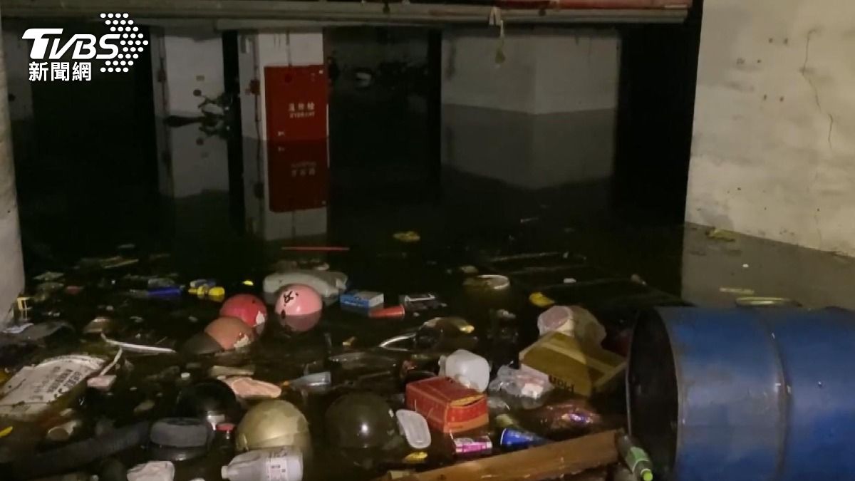 彰化鹿港社區大樓地下室淹水嚴重，多頂安全帽飄水面。(圖／TVBS)