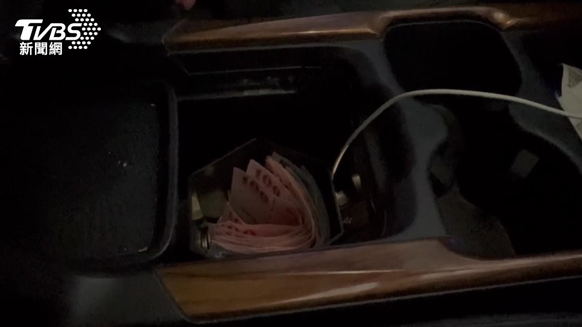 竊賊偷走車內貨款,犯案過程僅2-3分鐘。(圖/TVBS)