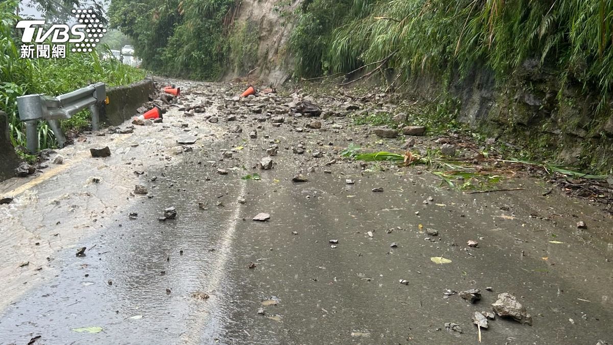 快訊/雨襲山區!苗62線泰安段落石坍方 石塊佈滿路面雙向封閉