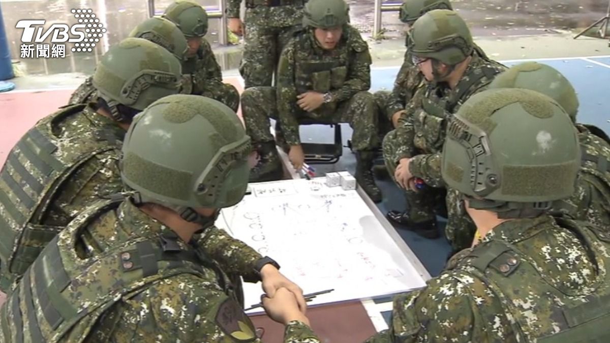 漢光演習首日教召人員執行練恢復戰力訓練,包括現地戰術討論,專家認為較為罕見。(圖/TVBS)