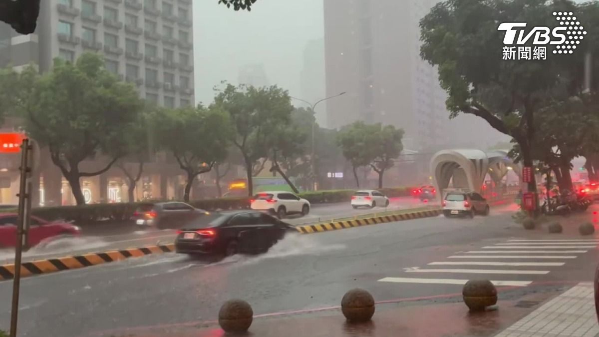 劇烈天氣!低壓帶加上西南風,中南部嚴防豪雨。(圖/TVBS)