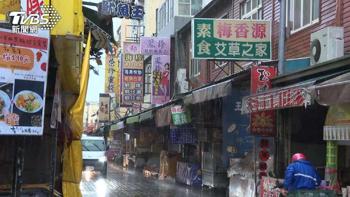 天后宮再次積水，一旁的老街也顯得冷清。(圖／TVBS)
