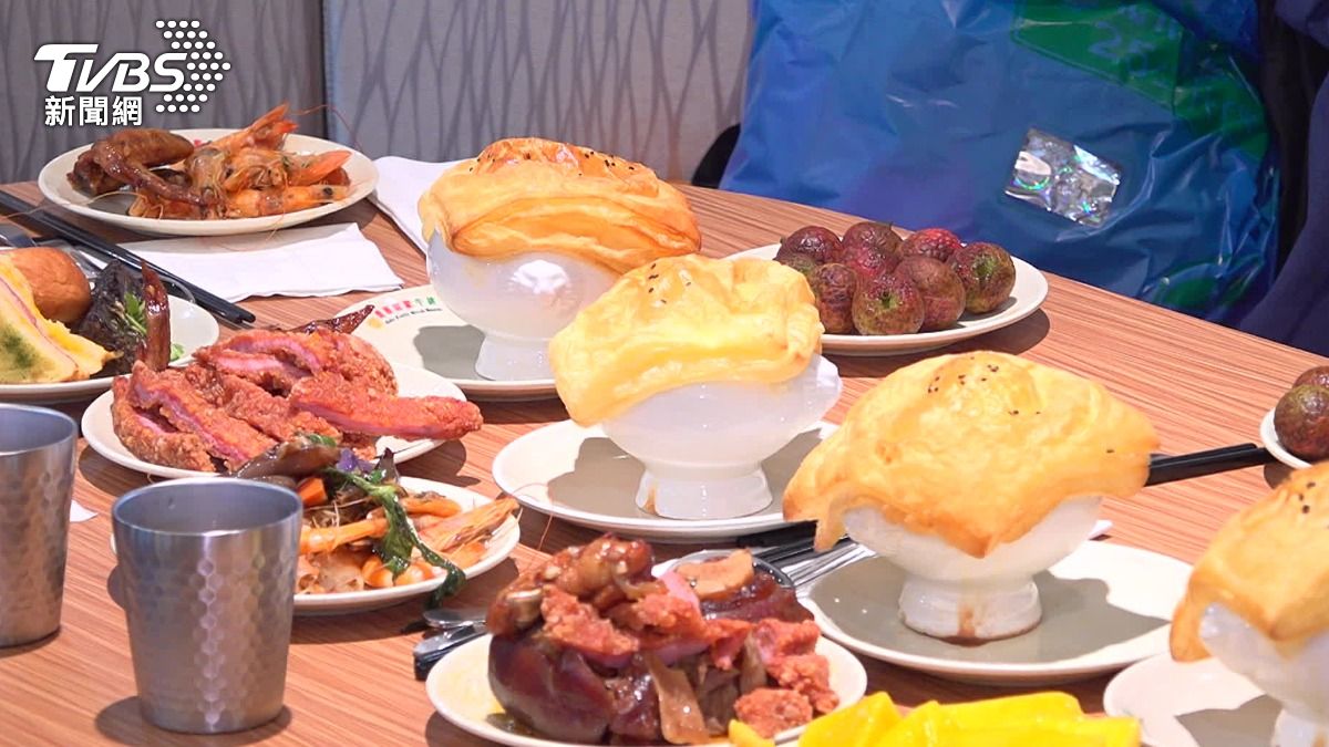 貴族世家旗艦店插旗板橋,9日第一天開幕,有不少民眾提前3小時來排。(圖/TVBS)