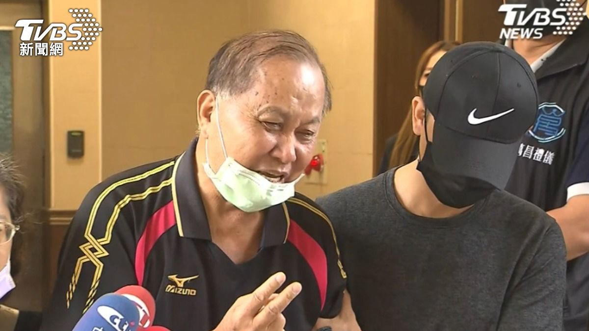 張父受訪時多次哽咽。(圖/TVBS)