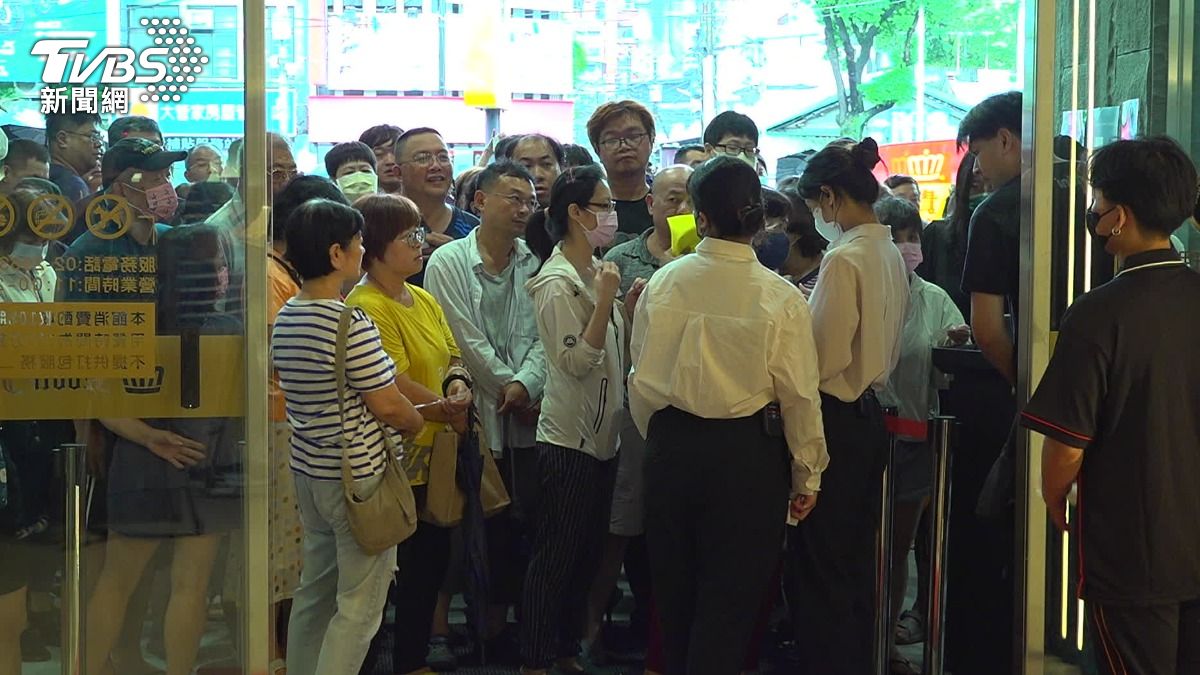 不少民眾一早就來排隊、想嘗鮮,頭香男子表示自己上午八點多就來排隊。(圖/TVBS)