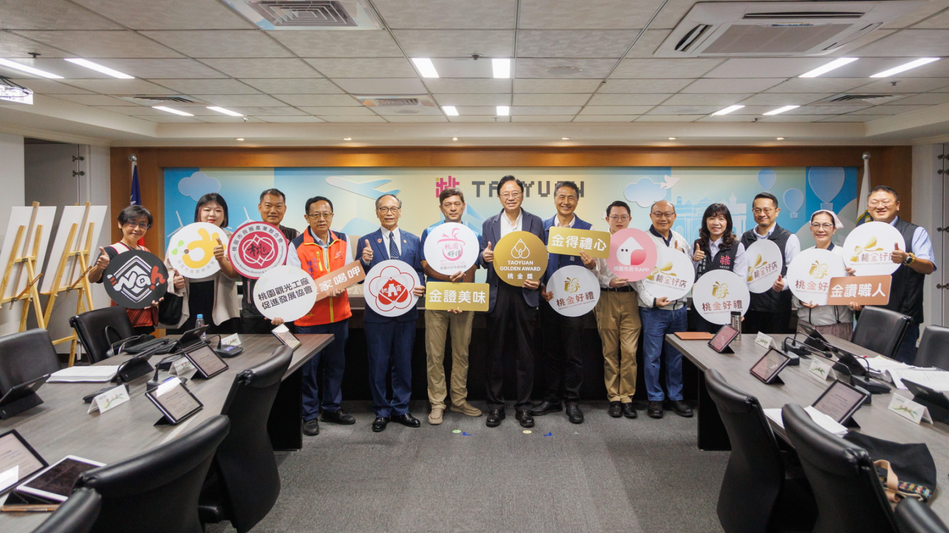 ▲2025年桃金獎好禮好店由桃園市市長張善政攜手眾多長官一同正式開跑！從左至右分別為桃園市復興區觀光導覽協會Ciwas Watan多元專案經埋、桃園市青年農民聯誼會鍾紫翊書記、桃園市商圈產業聯合會張永隆副總會長、桃園觀光工廠促進發展協會陳維宏理事長、桃園市商業會范揚淇理事長、桃園市伴手禮協會林運鍾埋事長、桃園市市長張善政、經發局局長 張誠、智發會主委 廖修武、文化局局長邱正生、青年局局長 候佳齡、客家局局長 范姜泰基、原民局局長 PanayMulu（巴奈.母路）、農業局局長 陳冠義。（圖片來源：桃園市政府經發局）
