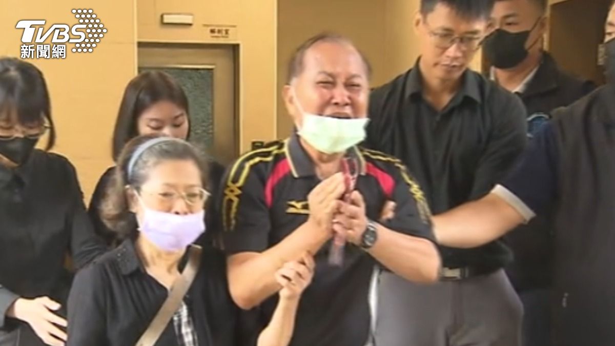 死者的父母在殯儀館外忍不住傷心哭喊。（圖／TVBS）