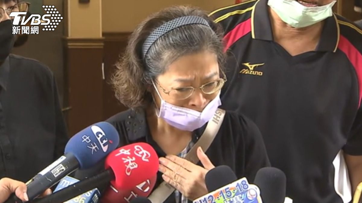 死者的母親心痛到不停流淚。（圖／TVBS）