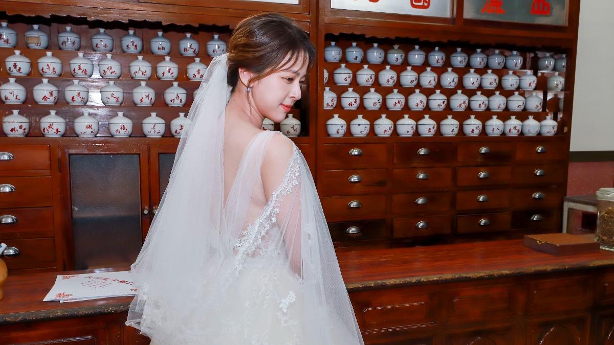 蘇晏霈拍攝過多場婚禮戲,自稱已是「婚紗達人」。(圖/民視提供)