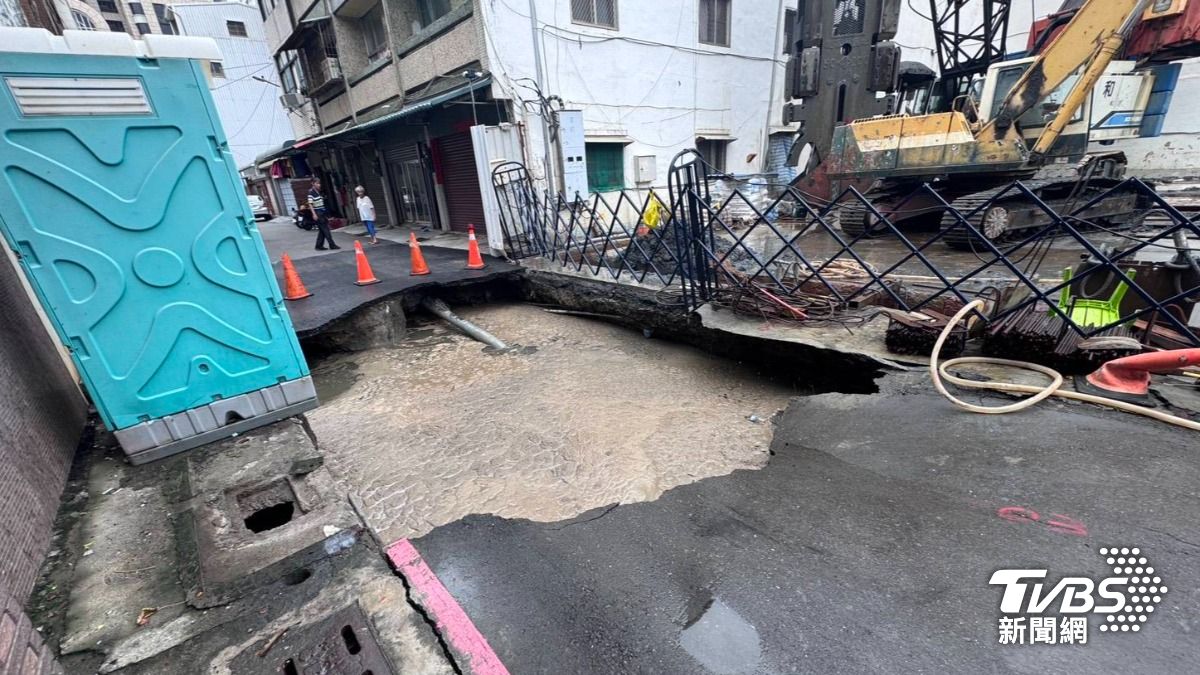 事故疑因鄰近工地施工,造成路基塌陷。(圖/TVBS)