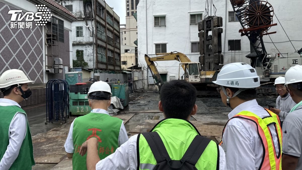 事故疑因鄰近工地施工,造成路基塌陷。(圖/TVBS)