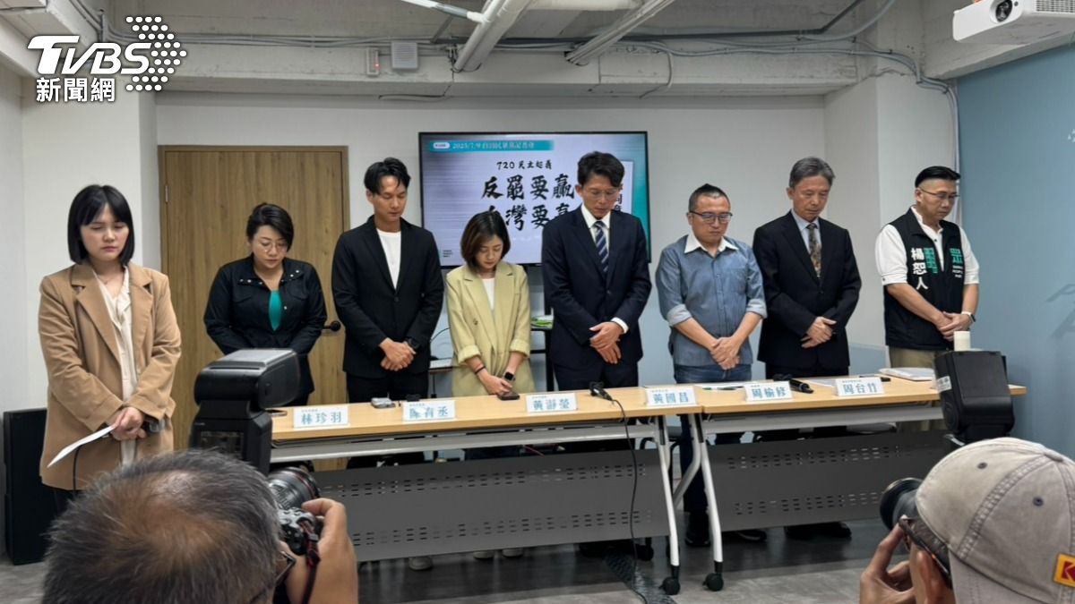 記者會開始前，眾人向昨日新北市新店2位消防員殉職一事表達哀悼。（圖／劉庭宇攝）