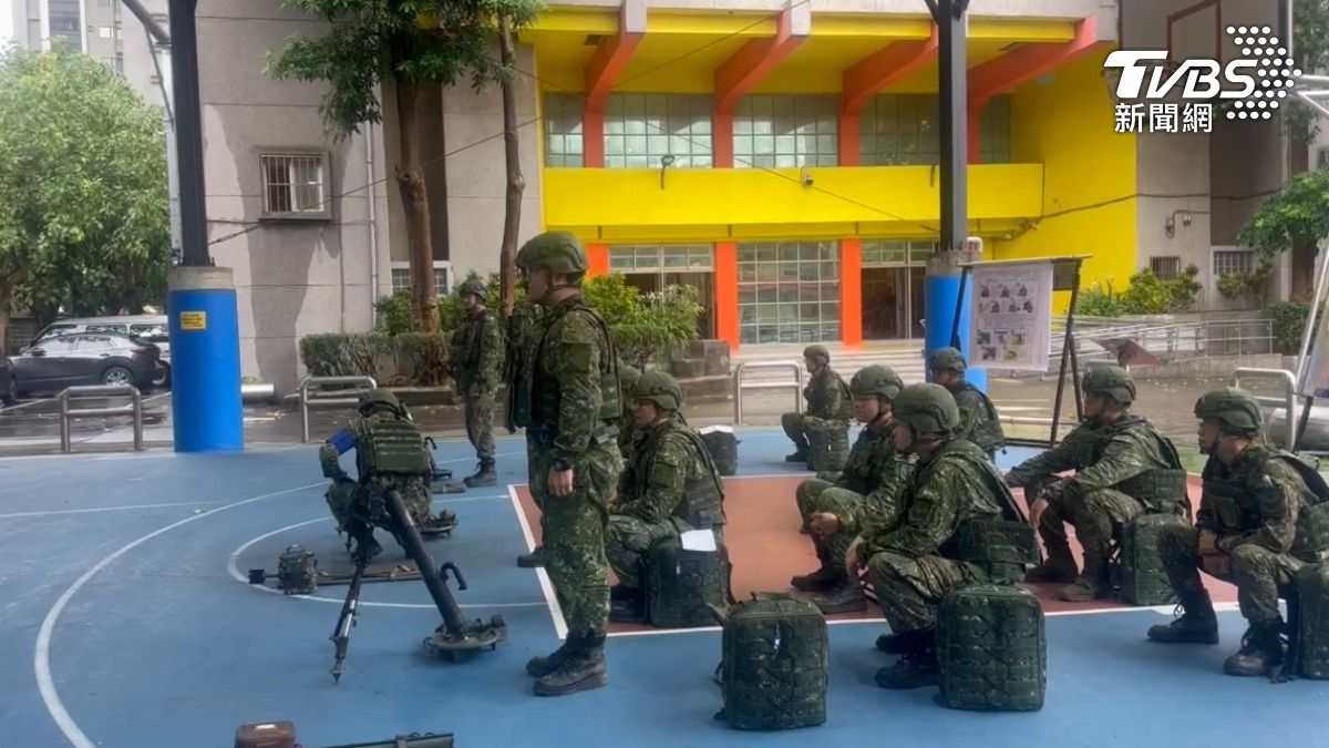 陸軍206旅在桃園一所國小動員，除了進行臥姿定點射擊訓練外，也針對「小部隊作戰模擬」進行恢復戰力及臨戰訓練。（圖／TVBS）