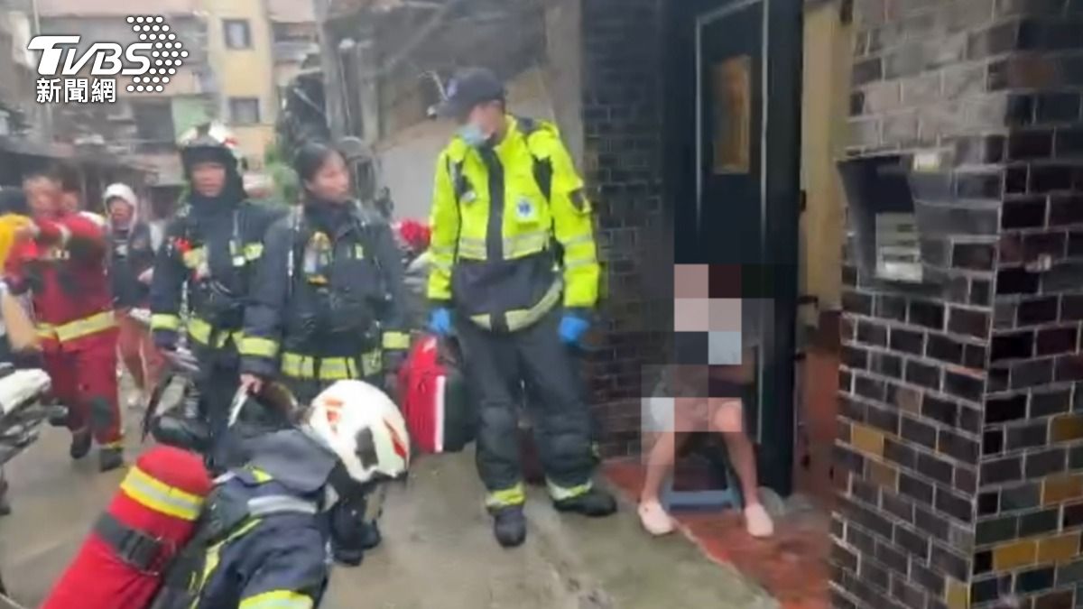 10歲女童獨自在家遇火警,抱貓逃生驚嚇落淚。(圖/TVBS)