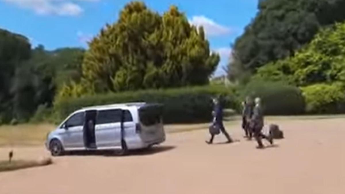 馬克宏英國行尷尬連發!妻子無視伸手、車門沒關好開走行李掉地