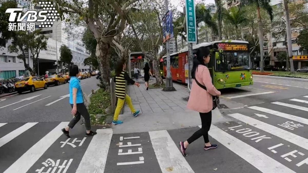 專家點出,別單靠加重罰則,也該加強駕駛接收正確資訊。(圖/TVBS)