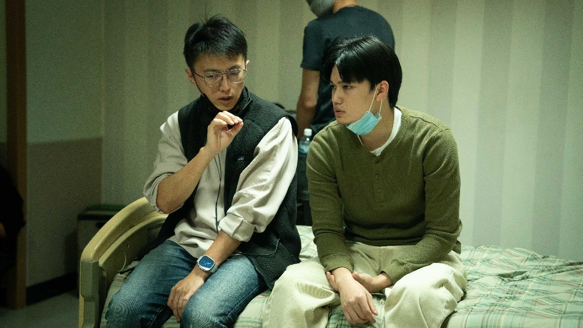 導演林君陽(左)、劉子銓討論角色。(圖/公共電視、CATCHPLAY、大慕可可提供)
