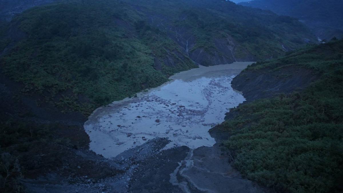 雲林因連日豪雨造成土石崩塌，阻斷清水溪流，形成堰塞湖，但經評估恐有潰決風險。（圖／雲林消防局提供）