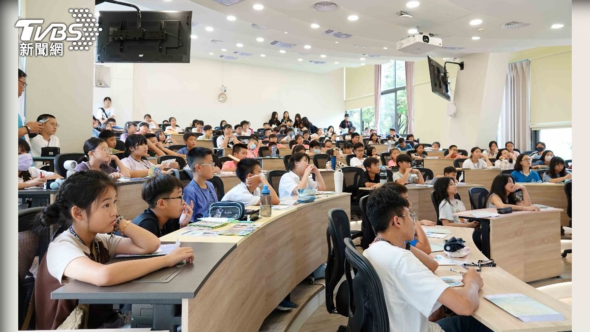 百位偏鄉小學生走入東海體驗AI行動大都會美術館。(圖/東海大學 提供)