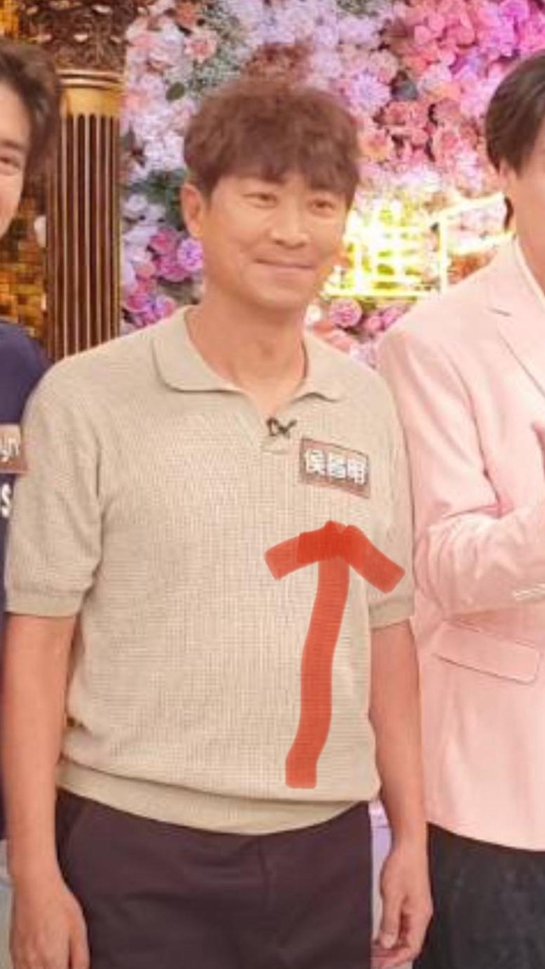 侯昌明分享衣服貼有貼紙的照片。(圖/翻攝侯昌明臉書)