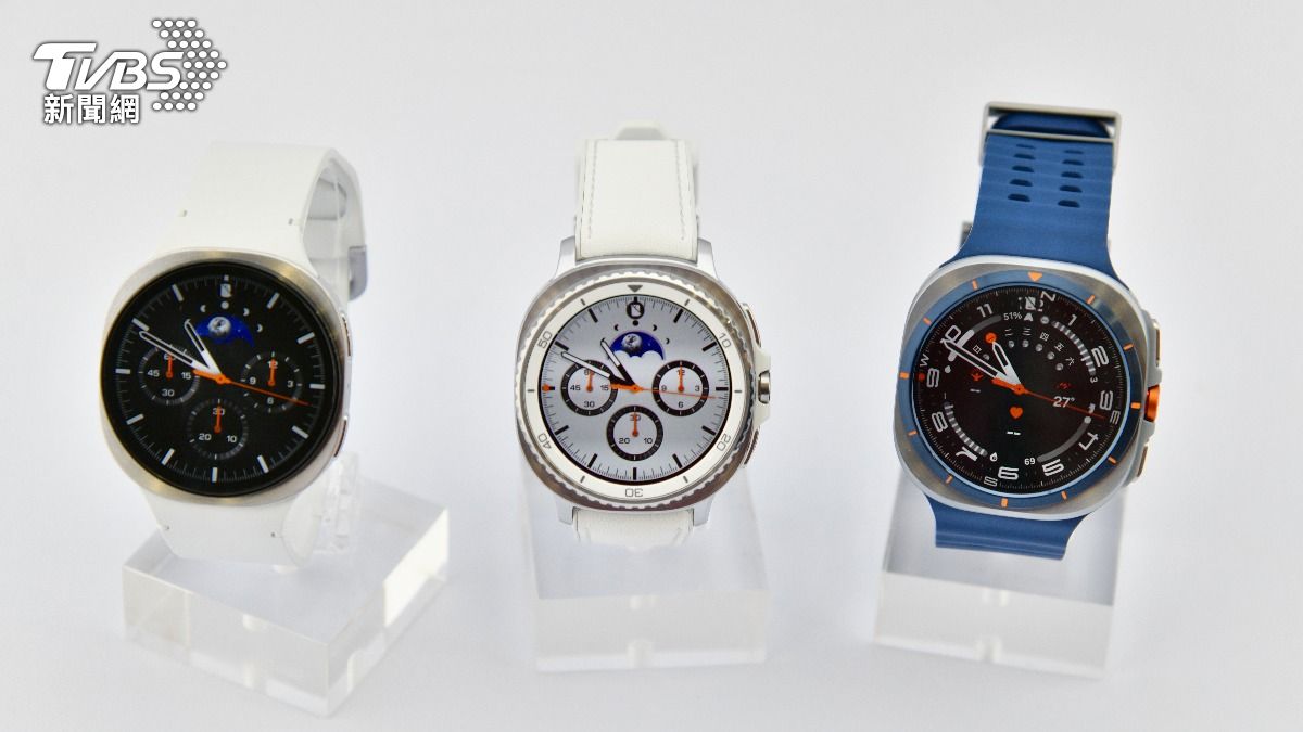 除了Samsung Galaxy Watch8兩新款，還有Galaxy Watch Ultra（右）的大容量新色。（圖／胡瑞麒攝）