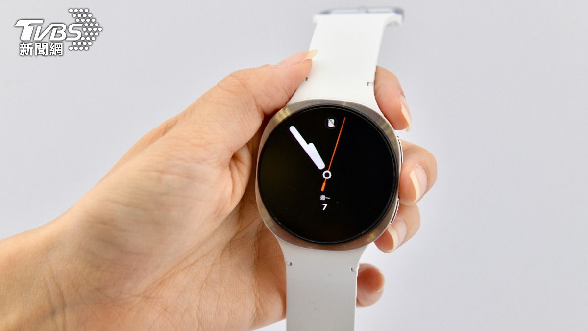 Galaxy Watch8 Classic兩色，曜石黑、雲朵白。（圖／胡瑞麒攝）
