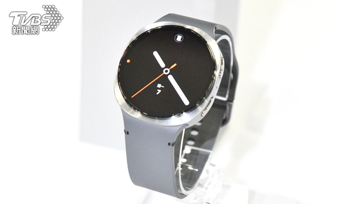 Galaxy Watch8共兩色，星空灰、冰川銀。（圖／胡瑞麒攝）