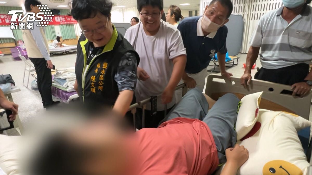 颱風摧毀家園,25歲肌萎男困輪椅3天,終於能睡床了,感動落淚(圖/TVBS)