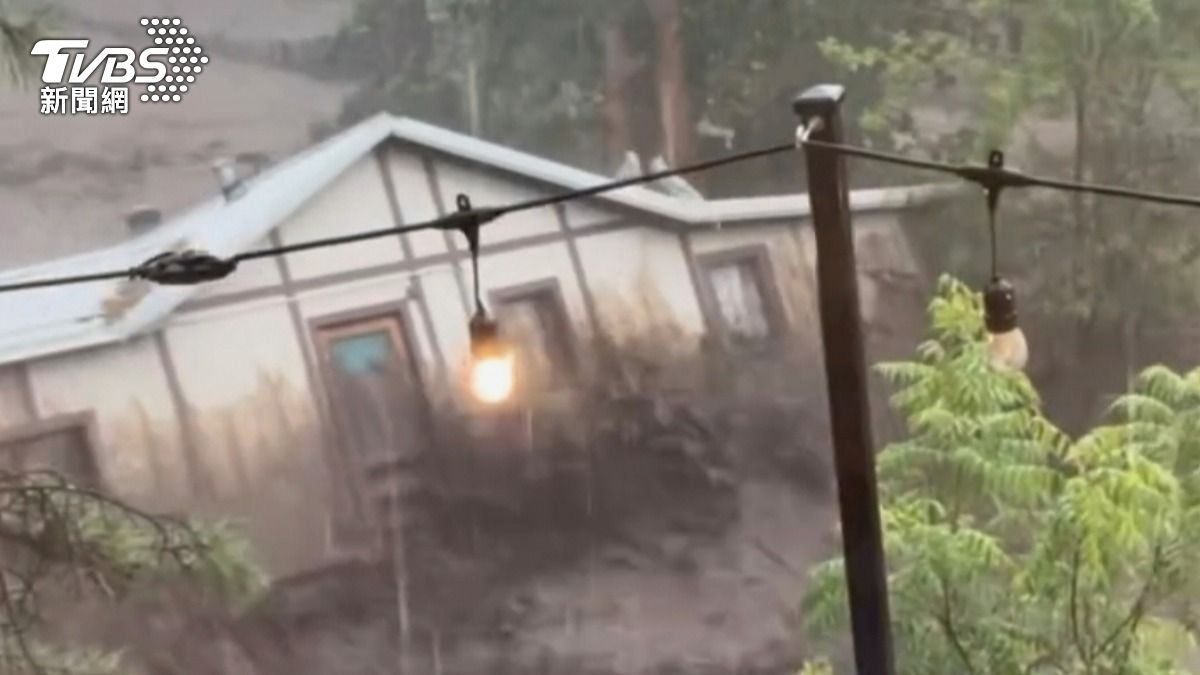 德州之後,美國新墨西哥州8日也爆發洪災,有民眾目睹房屋被大水沖走。(圖/達志影像美聯社)