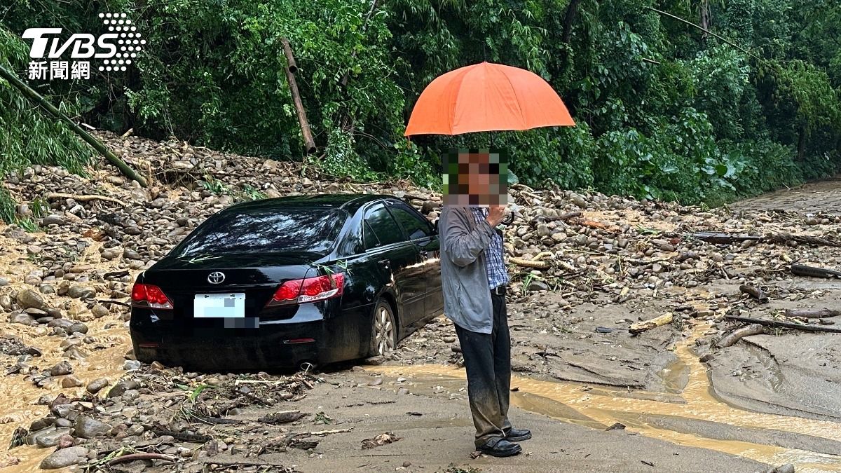 彰化二水轎車困泥漿路　田中鴻門圳「黃水快衝出橋面」　