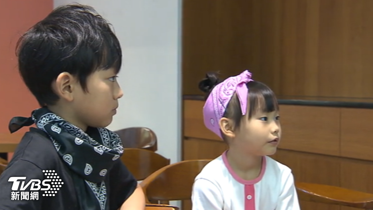 小小網紅誕生！兄妹學Kpop舞「表情管理」佳。（圖／TVBS）