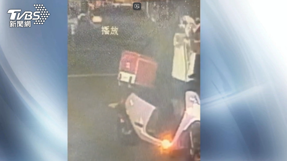 怪男隨機砸車,20歲男大生發現後報警並跟蹤,遭對方暴力攻擊。(圖/TVBS)