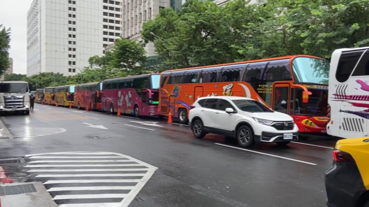 遊覽車駕駛員職業工會9號找來了200部遊覽車包圍交通部外圍陳情。（圖／TVBS）