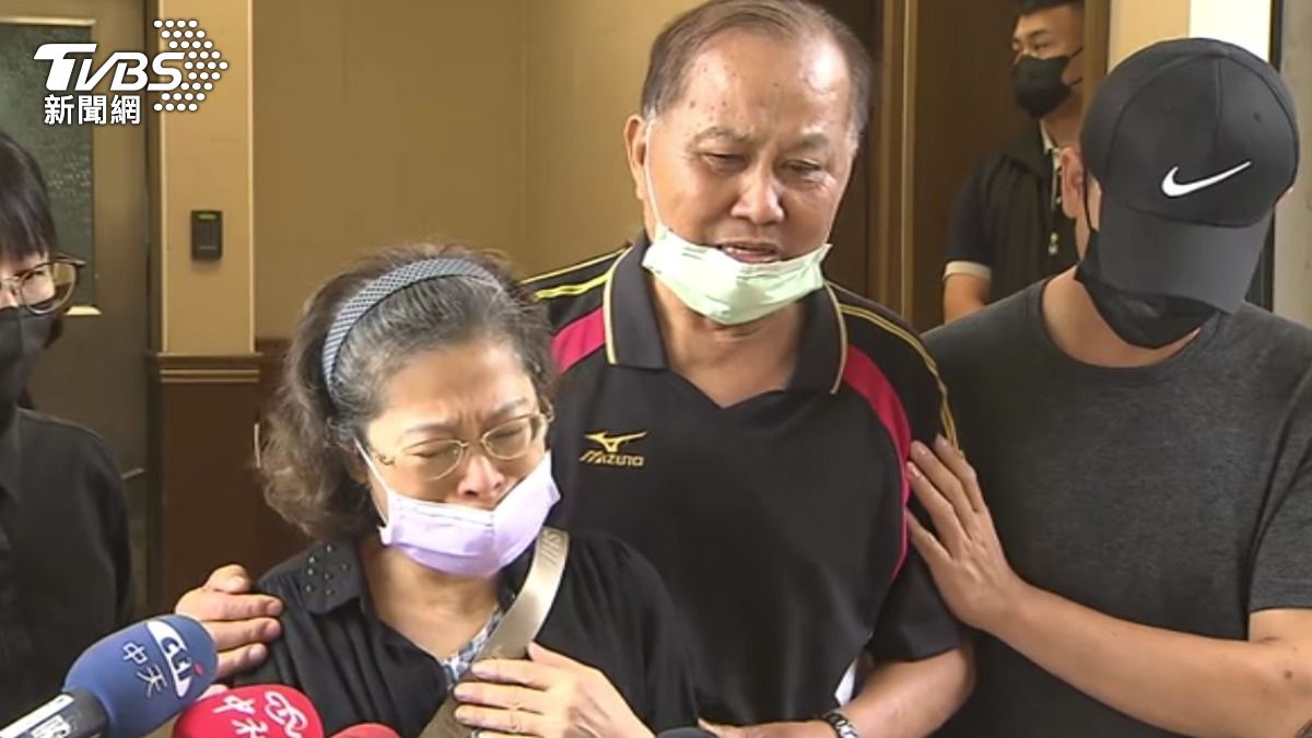 土城姊妹命案父母淚轟嫌犯不是人。(圖/TVBS)