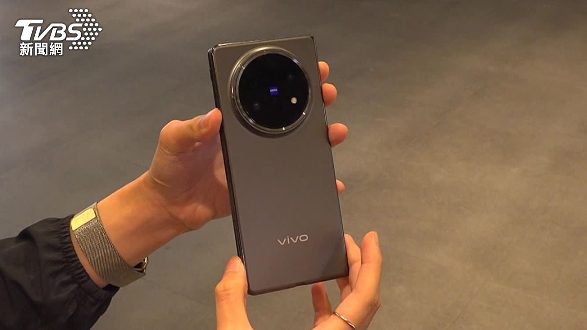 vivo搭載自家慣用的蔡司長焦鏡頭,配有3顆五千萬畫素鏡頭。(圖/TVBS)