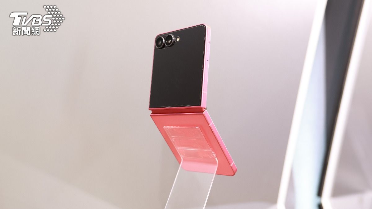 Galaxy Z Flip7搭載5000萬畫素主鏡頭、1000萬畫素內鏡頭。(圖/潘建樺攝)