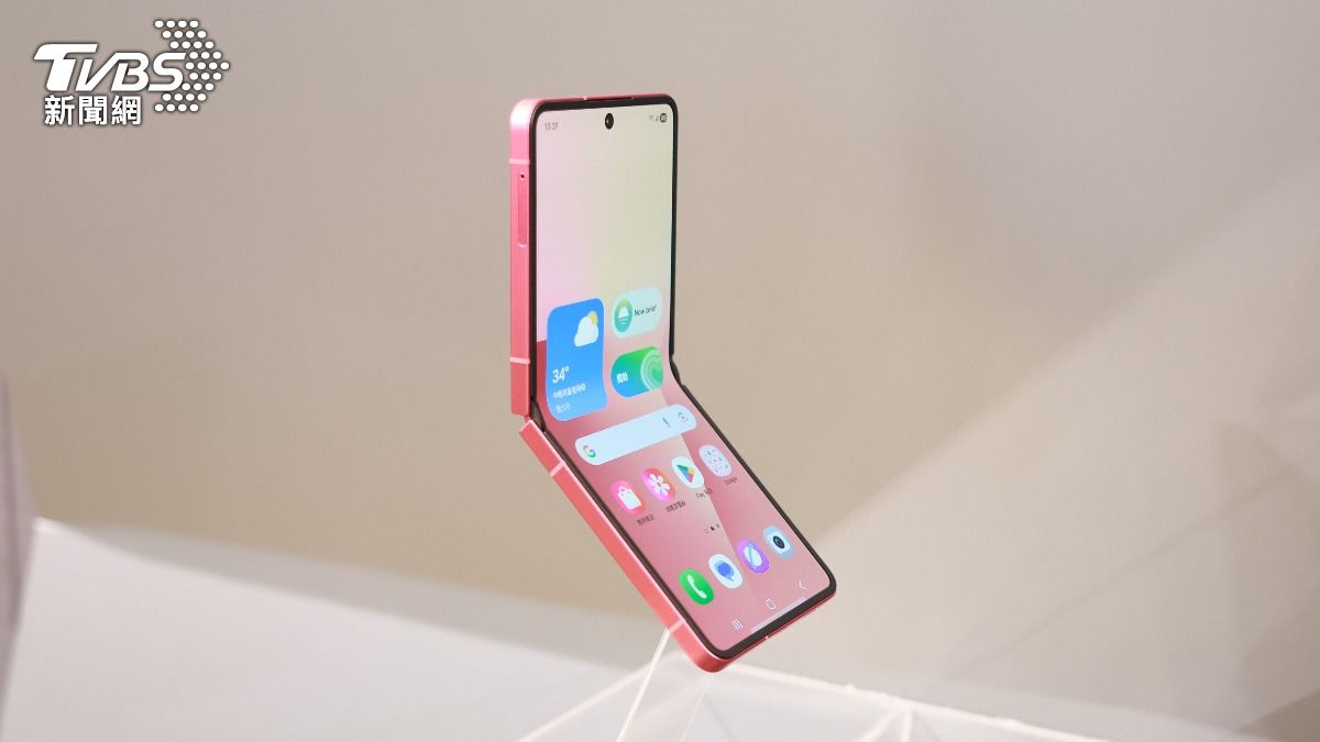Galaxy Z Flip7。(圖/潘建樺攝)