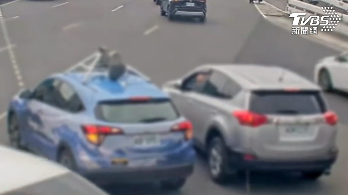 Google街景車擦撞，幸300萬鏡頭設備未損。（圖／TVBS）