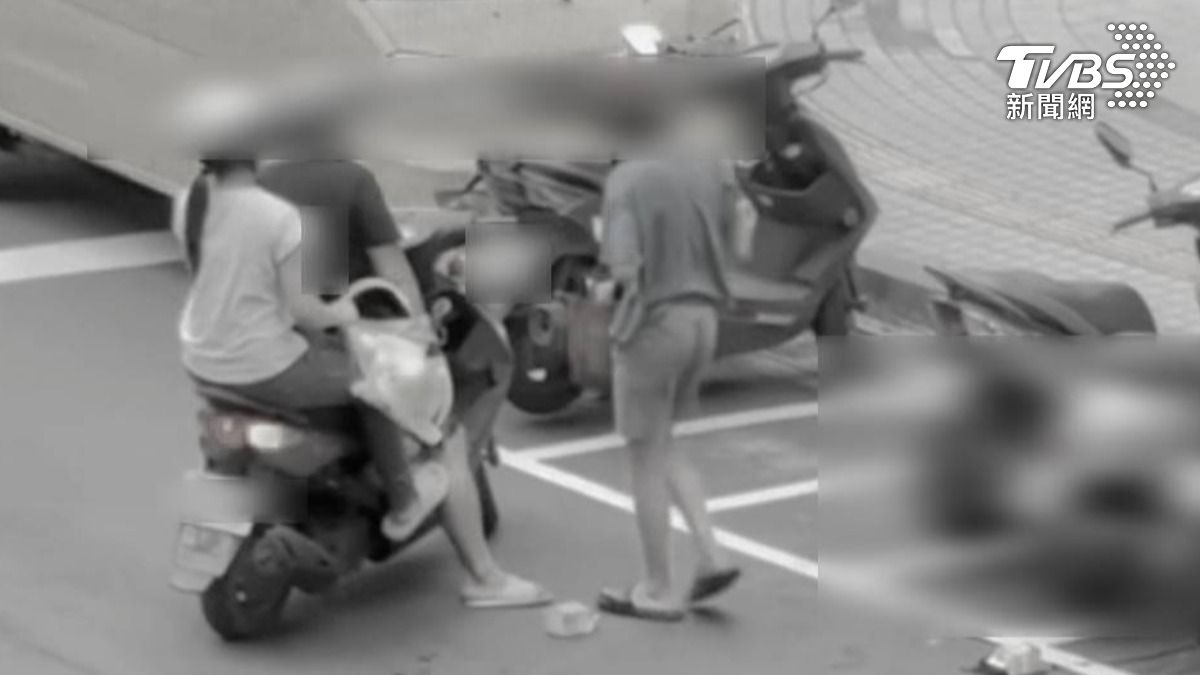 一家騎車四貼，男遭控街頭暴力管教。（圖／TVBS）