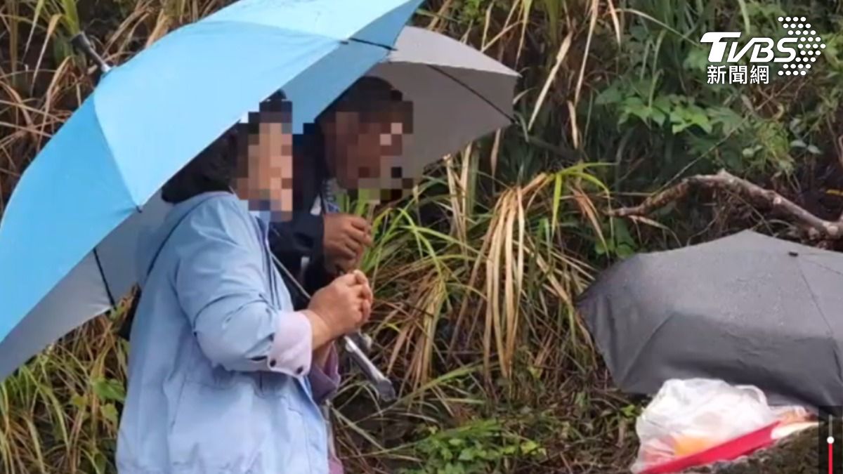 消防員家屬雨中跪地祈求,救援任務落水亡。(圖/TVBS)