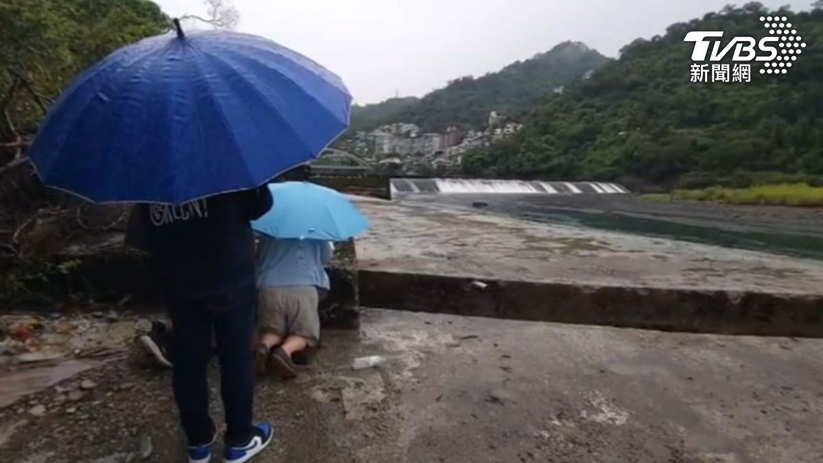 搶救一整夜,父母忍痛放棄急救,消防員殉職。(圖/TVBS)