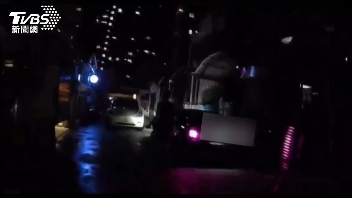 通緝犯拒檢衝撞。（圖／TVBS）