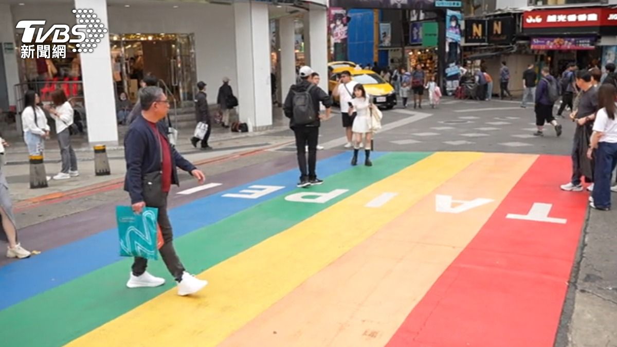 西門町的「彩虹地景」是熱門打卡點，，如今卻突然消失。（圖／TVBS）