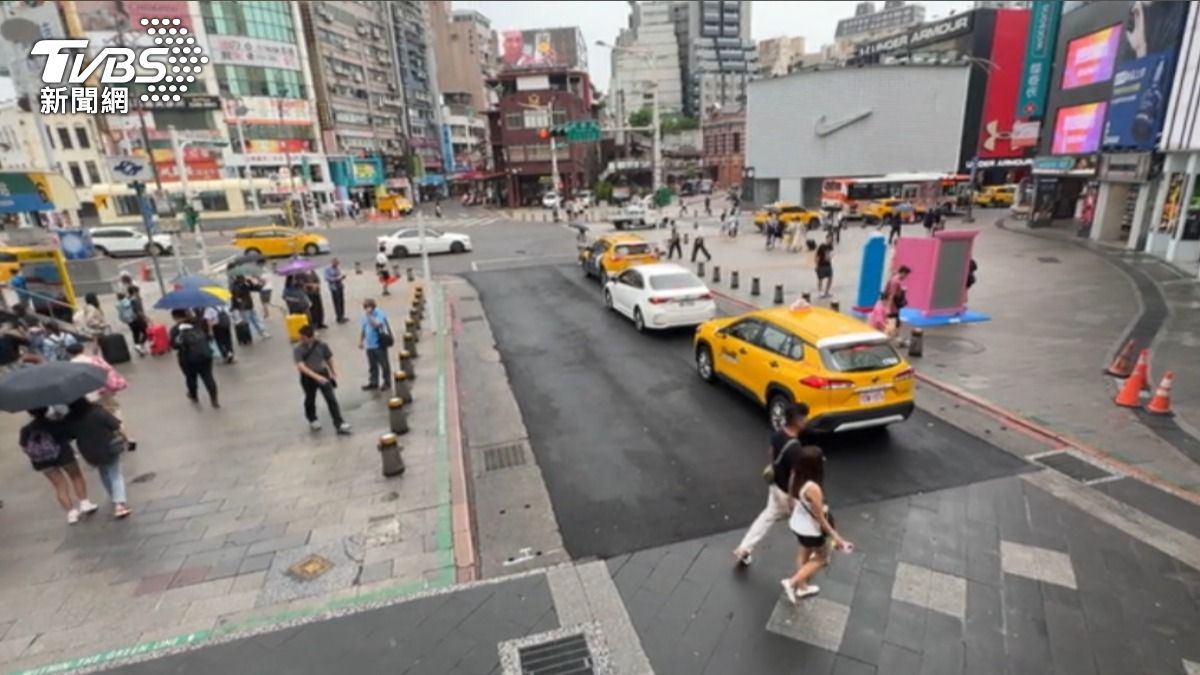 道路鋪設柏油，加上時間久了需重繪，「彩虹地景」7月25號將回歸。（圖／TVBS）