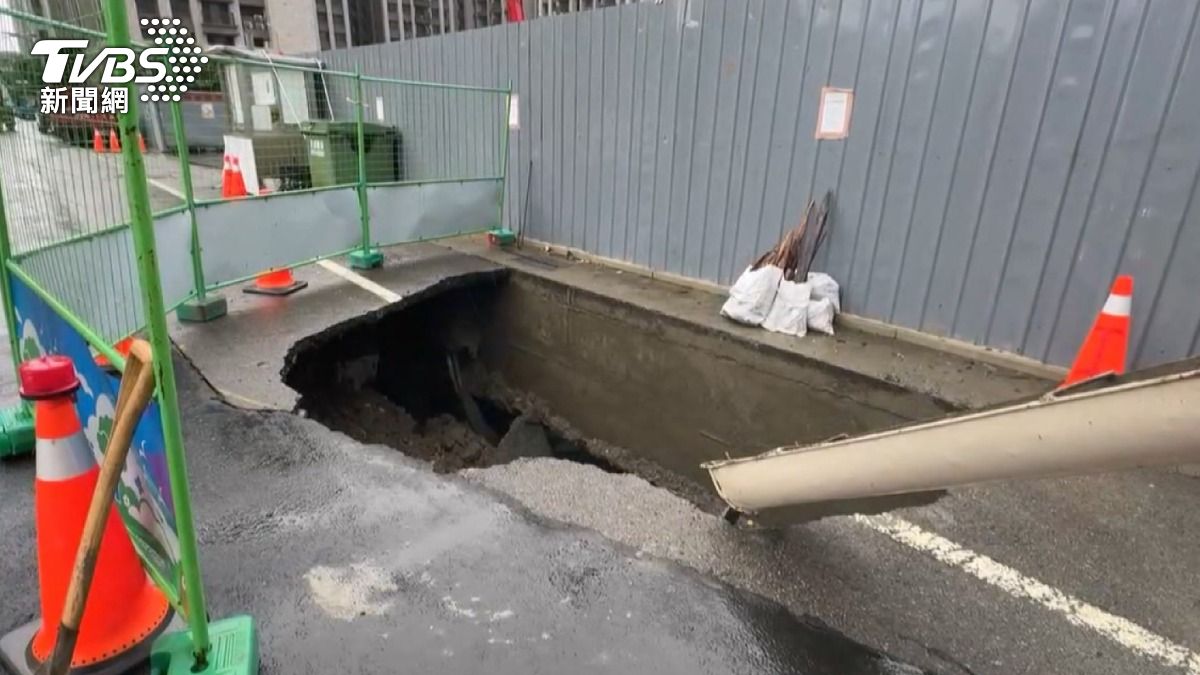 苗栗工地驚見「坑洞」 雨後路面全塌陷(圖/TVBS)